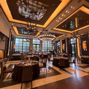 披露宴会場のひとつです。ガラッと雰囲気が変わりますが、ブラウンで温かみもあり素敵でした。