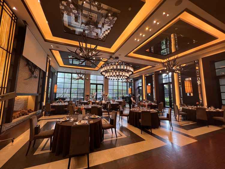 披露宴会場のひとつです。ガラッと雰囲気が変わりますが、ブラウンで温かみもあり素敵でした。