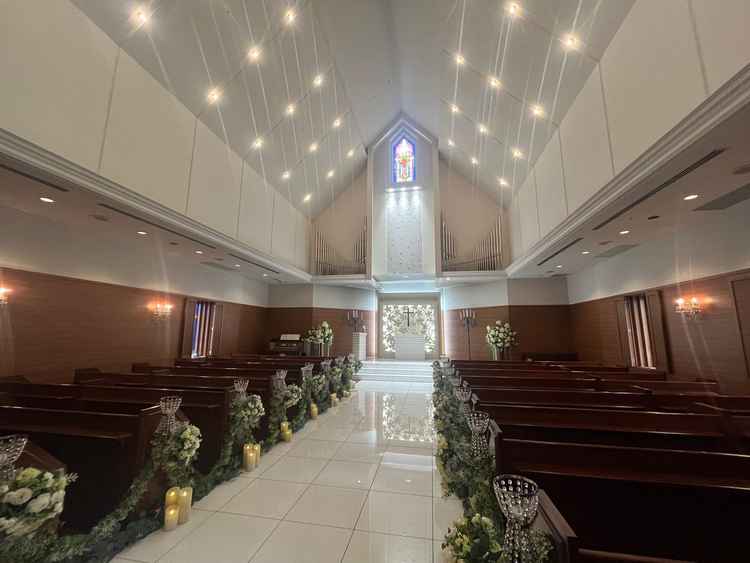 チャペル内は雨でも気にならない造りです。聖歌隊は2階部分とのことで、自分たちだけの空間ができます。