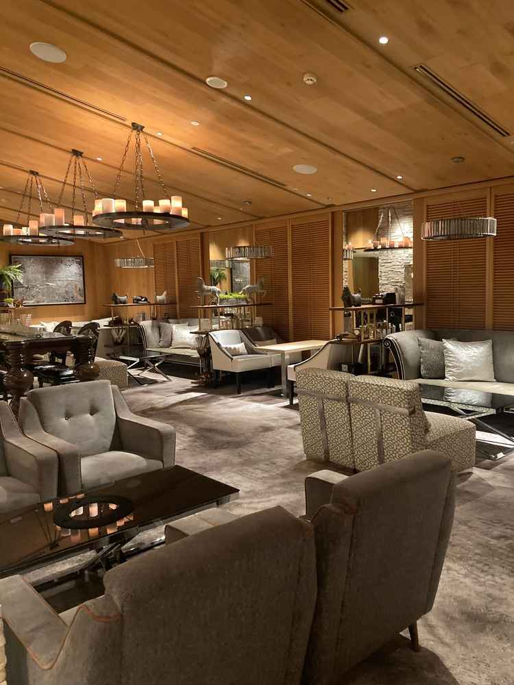 挙式に向かうまでの待合スペース。貸切にできるそうで、二人の思い出の曲を生演奏(ピアノ)してくださる。