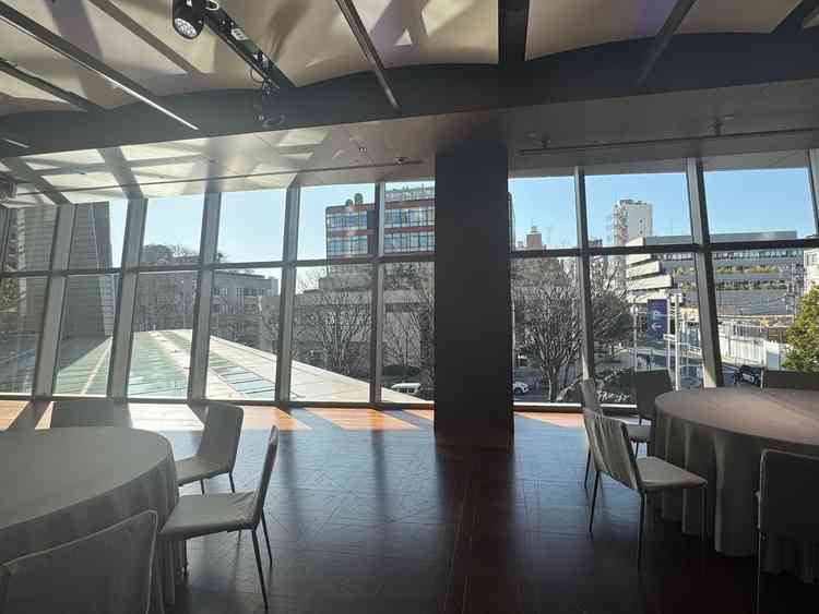 欅坂のイルミネーションが見える披露宴会場