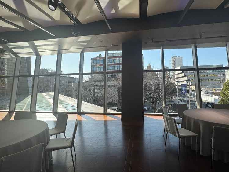 欅坂のイルミネーションが見える披露宴会場