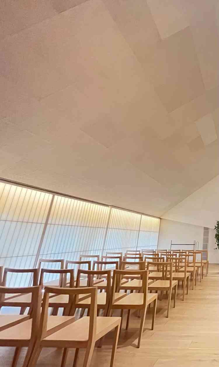 挙式会場の写真。椅子が個々である特徴があった。