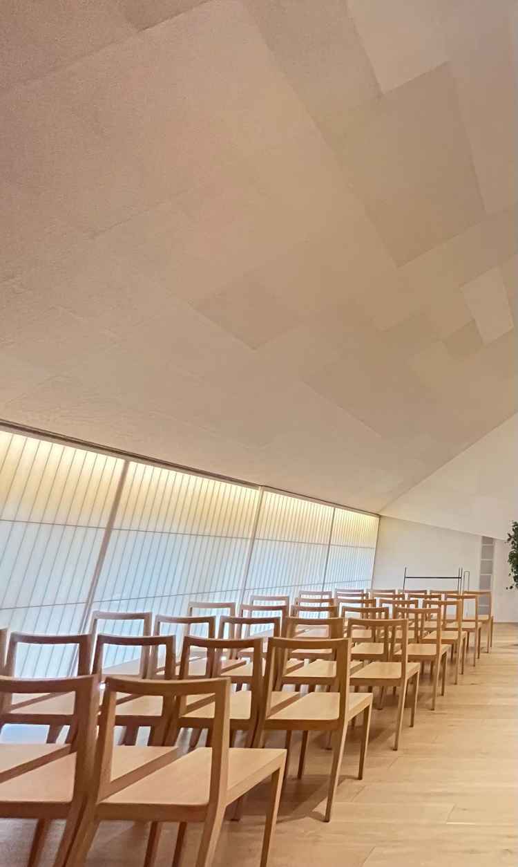 挙式会場の写真。椅子が個々である特徴があった。