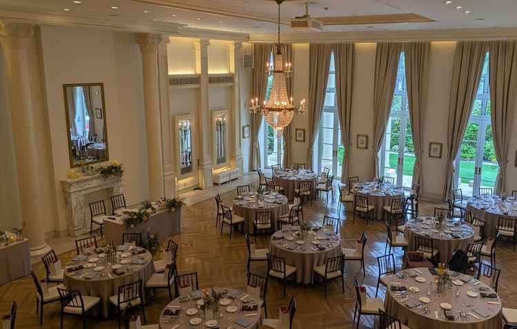 披露宴会場の階段上から撮った写真です。式場は最大90名ほどまで可能と伺いました。