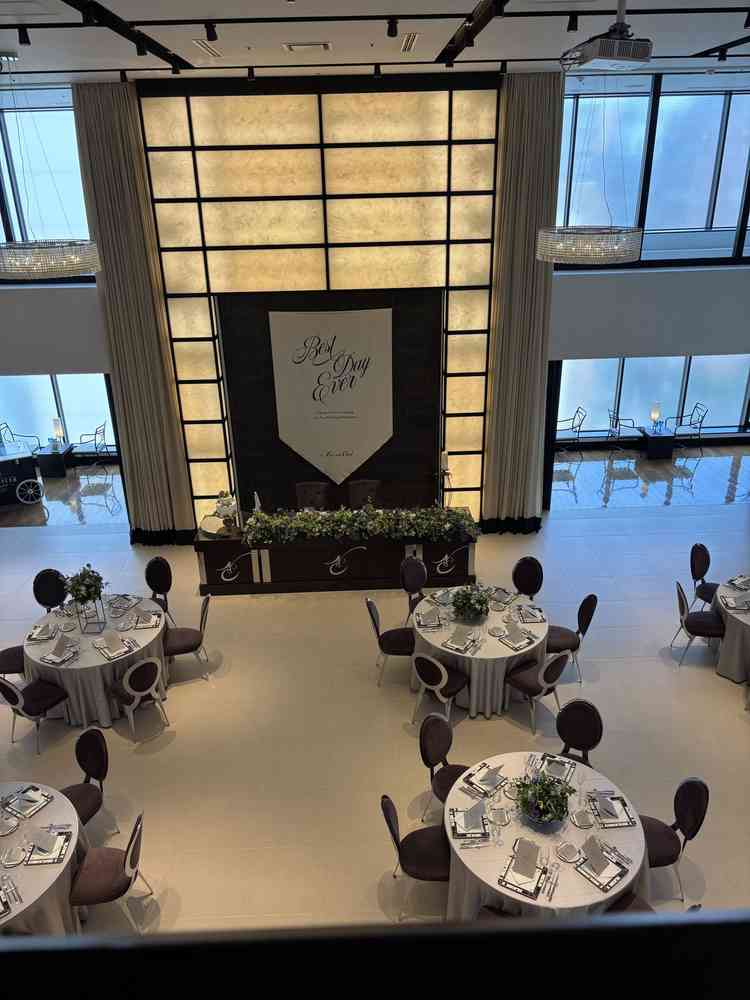 広く感じますが、一番後ろの人でもあまり遠く感じない会場です。