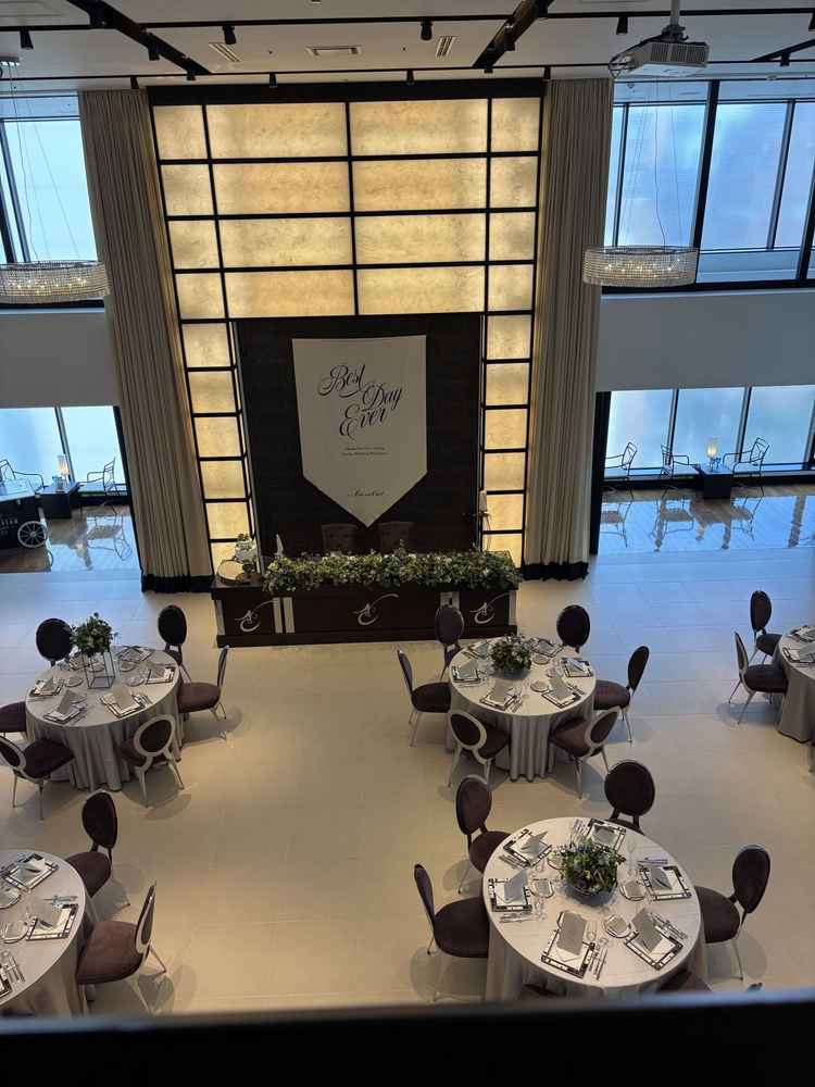 広く感じますが、一番後ろの人でもあまり遠く感じない会場です。