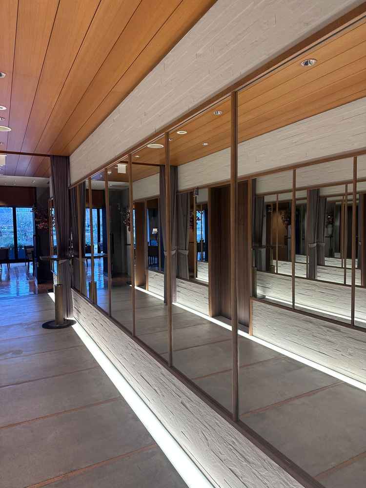 待合室に行くまでの通路。ガラス張りになっていてみんなで写真や、飾り付け、メッセージなど書く事ができる