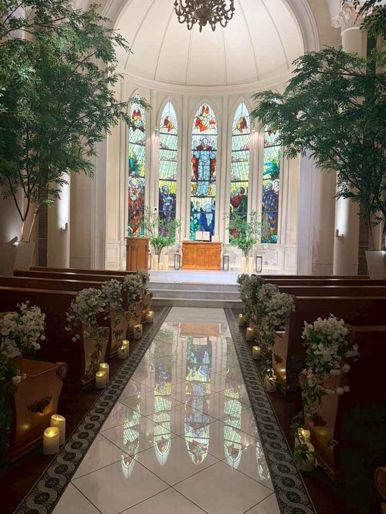 ステンドグラスが地面に反射しているところとステンドグラスと緑がマッチしていてとてもいい雰囲気だった。