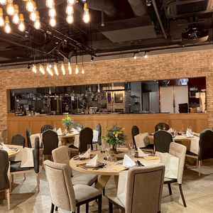 珍しいオープンキッチン！私達はもちろん、ゲストの方も楽しめると思いました。会場も圧迫感なく良かったで