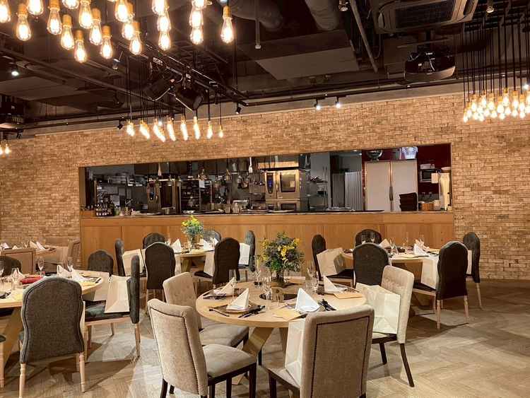 珍しいオープンキッチン！私達はもちろん、ゲストの方も楽しめると思いました。会場も圧迫感なく良かったで