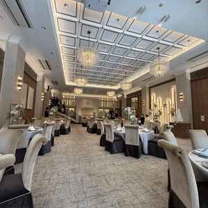 披露宴会場。ニューヨーク邸。最大130まで収容可能だが80ほどならゆとりあり。