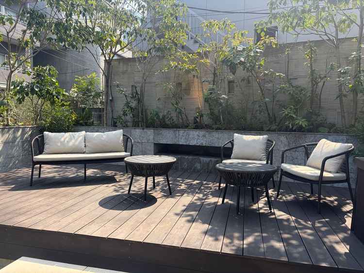 ゲストが待てるテラスです。天気が良かった場合は日差しが適度に入り素敵だなと感じました。