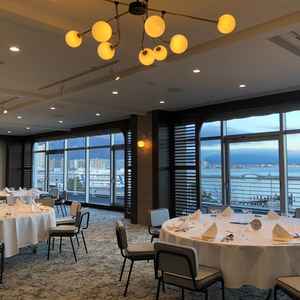 披露宴会場の写真。最近リニューアルされたそうで落ち着いた雰囲気でした。琵琶湖で開放感がありました。