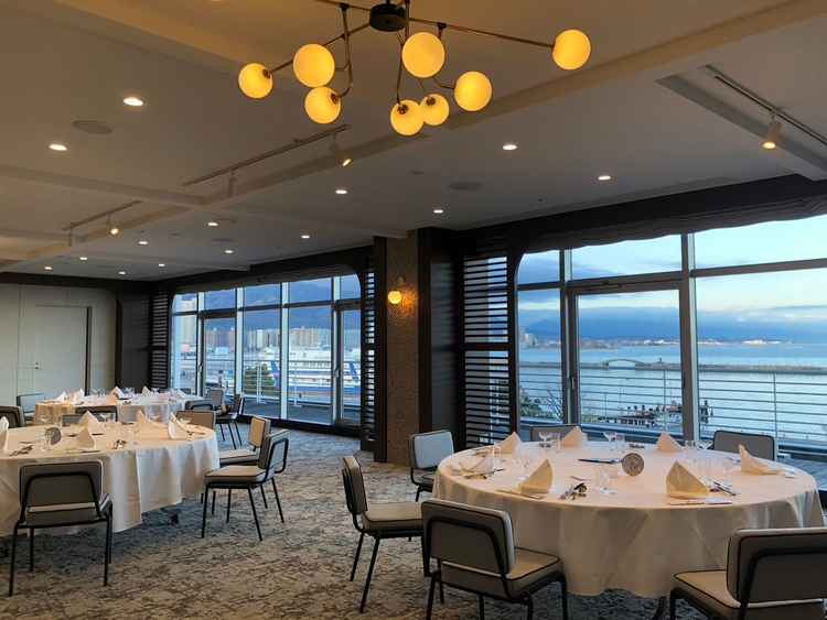 披露宴会場の写真。最近リニューアルされたそうで落ち着いた雰囲気でした。琵琶湖で開放感がありました。