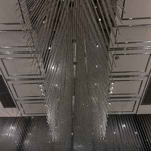 ヴァージンロードに瞬くクリスタルが美しかったです。扉上に合わせ鏡があり、ずっと続いているようでした。