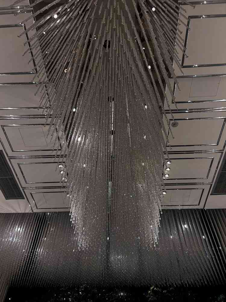 ヴァージンロードに瞬くクリスタルが美しかったです。扉上に合わせ鏡があり、ずっと続いているようでした。