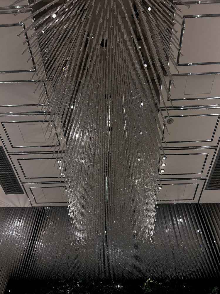 ヴァージンロードに瞬くクリスタルが美しかったです。扉上に合わせ鏡があり、ずっと続いているようでした。