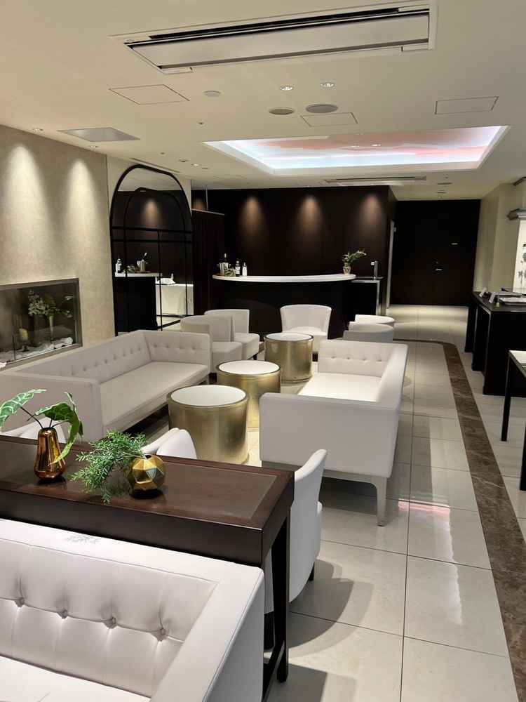 ゲスト待合室の写真。バーカウンターもあり、とてもおしゃれな空間でした。