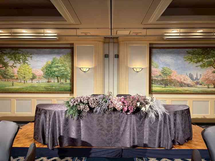 式場の中に絵画があるのがとても素敵でした。