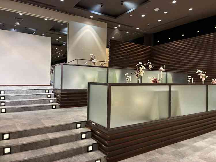 披露宴会場の1つは後方にこのような席があるためアイデアが沢山湧きました。