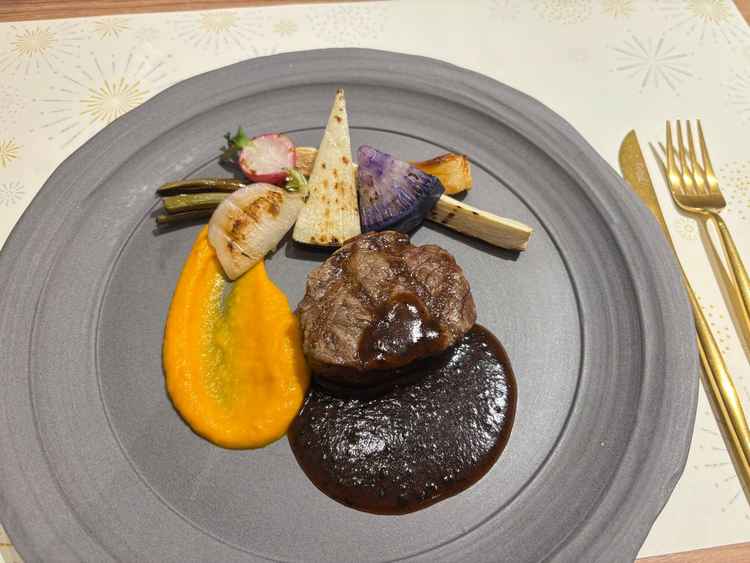 スープ、魚料理、肉料理の試食があり、特にお肉が柔らかくて絶品だった。