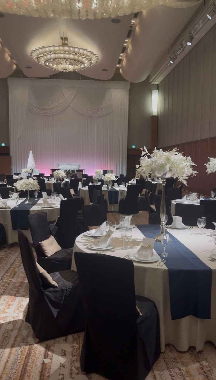 いちばん広い会場の写真になります。天井の高さが魅力的です。