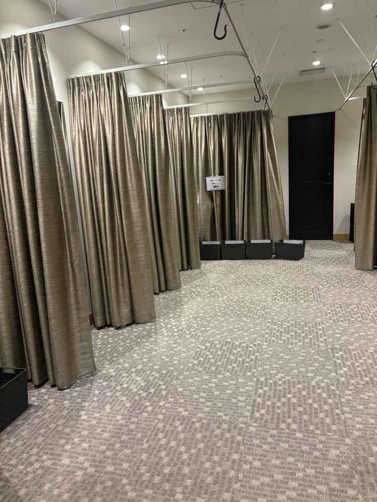 女性用更衣室は広々としたスペースです