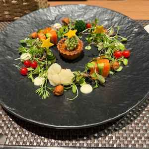 おしゃれな料理です。和×フレンチだそう。