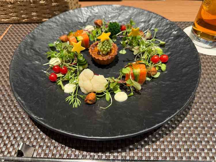 おしゃれな料理です。和×フレンチだそう。