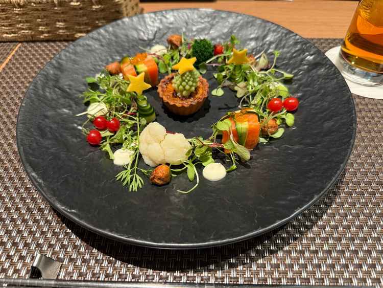 おしゃれな料理です。和×フレンチだそう。