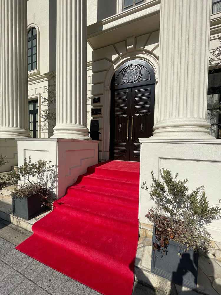 外観の写真。ここで式の前に写真など撮れるみたいで素敵でした！