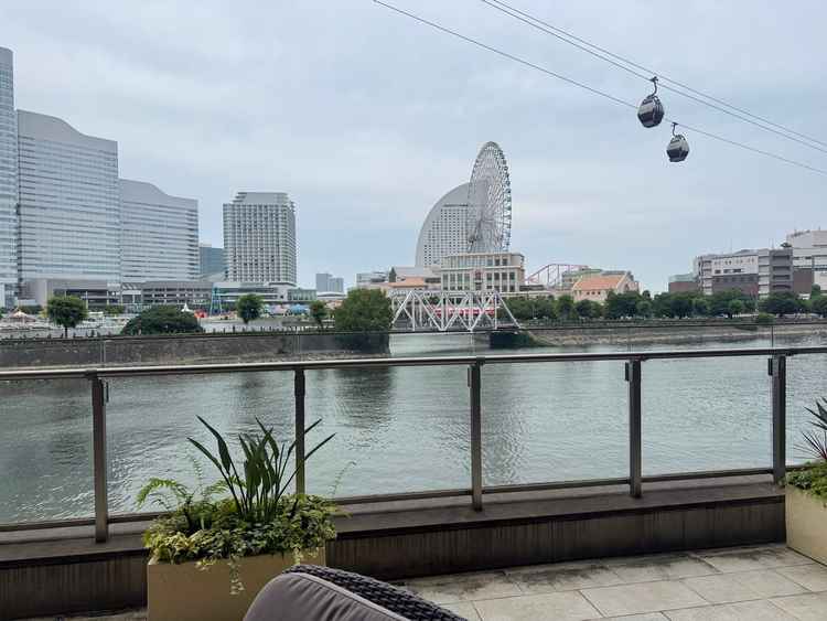 テラスからの眺め。みなとみらいの景色を一望できる。