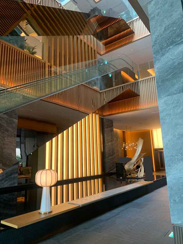 ホテル1階の様子。4階？の天窓から光が差し込み、洗練された雰囲気。ホテルの受付がなく混んでいない。