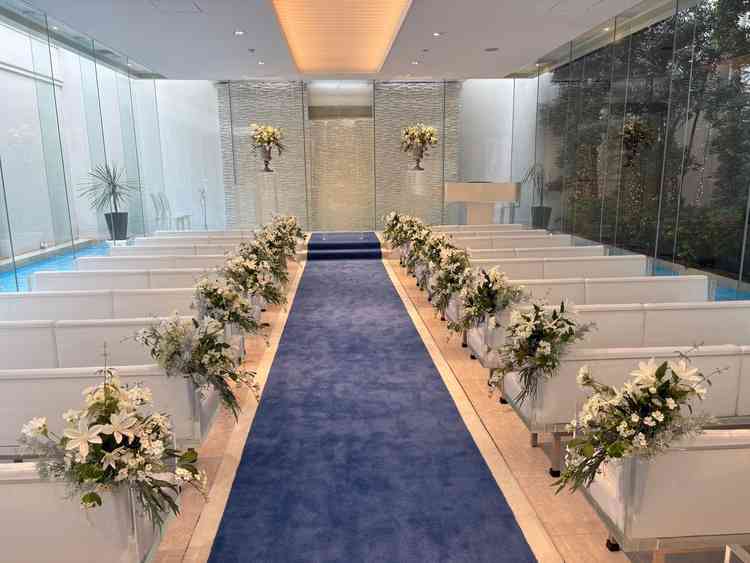 アクアテラスという名から青色を基調として色合いでとても落ち着いたような挙式会場でした。