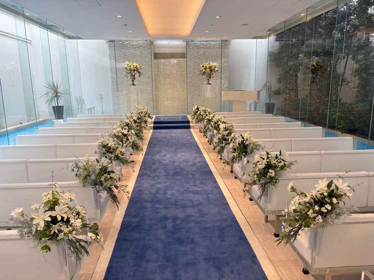 アクアテラスという名から青色を基調として色合いでとても落ち着いたような挙式会場でした。