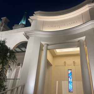 独立チャペルの外観。（夜）階段もあり、綺麗でした。