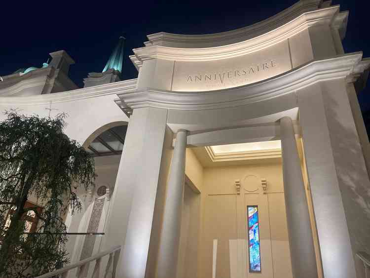 独立チャペルの外観。（夜）階段もあり、綺麗でした。