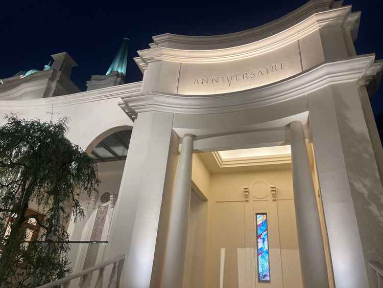 独立チャペルの外観。（夜）階段もあり、綺麗でした。