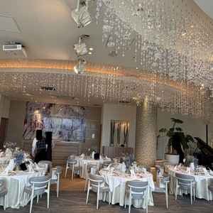 海が見える披露宴会場の部屋側の写真。綺麗な装飾とライブキッチンがあるのが良かった。