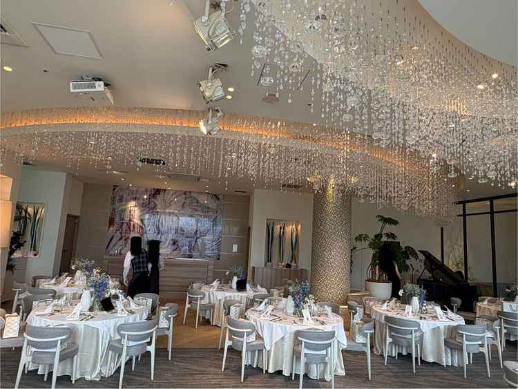 海が見える披露宴会場の部屋側の写真。綺麗な装飾とライブキッチンがあるのが良かった。