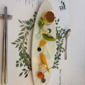 コース料理のデザート。見た目がかわいくて写真を撮りたくなる。