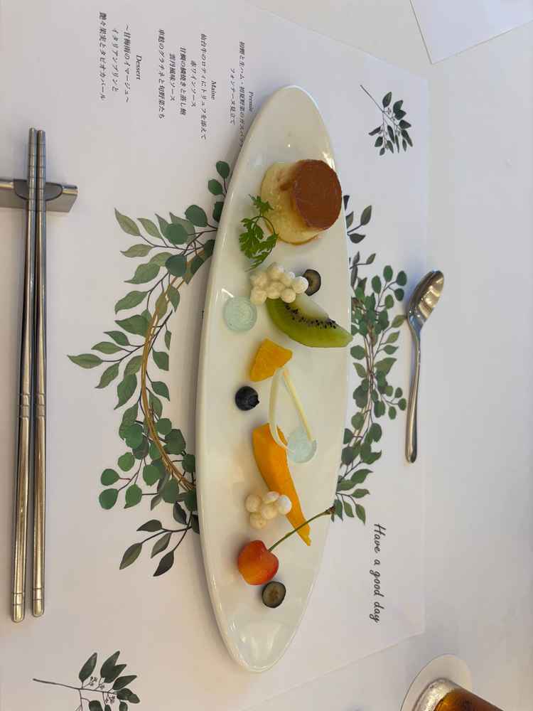 コース料理のデザート。見た目がかわいくて写真を撮りたくなる。