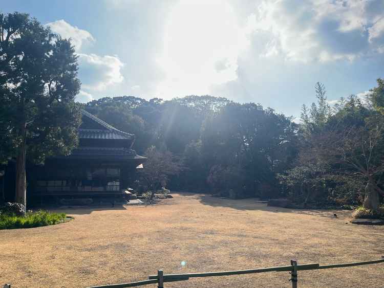 奥で、大広間で披露宴しているのが見えました。