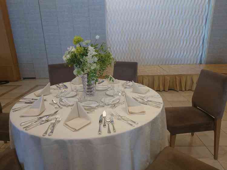 披露宴会場のテーブルコーディネート例