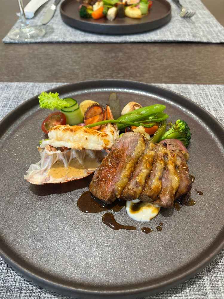 料理の写真です。お肉のソースが美味しかったです。