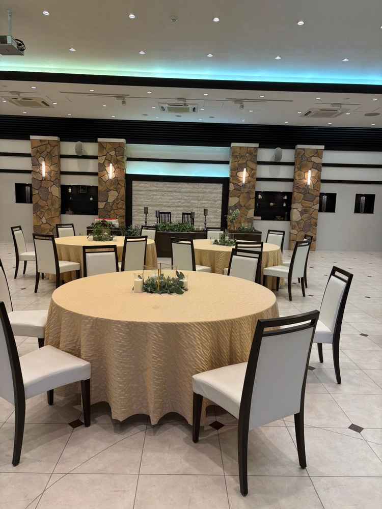 披露宴会場正面。広々としていて間接照明が綺麗でした。