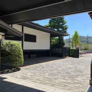 会場入り口。ここまでタクシーで来て良いとのことだった。
