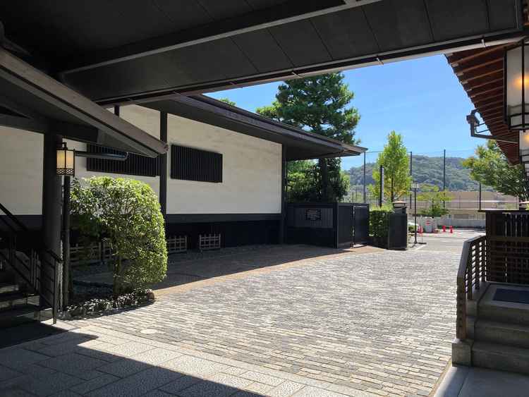 会場入り口。ここまでタクシーで来て良いとのことだった。