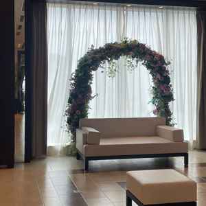 白を基調とした上質で高級感ある空間で、自分たちらしく自由に演出できる雰囲気が魅力。